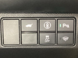 ハンドルの右側にHondaセンシング用のメインスイッチとパワーテールゲートスイッチがついています。パワーテールゲートスイッチは車内からでもテールゲートの開け閉めを電動でできます。