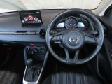 【運転席インテリアデザイン】左右対称のインテリアデザインでドライバーを包み込み運転に集中できるように設計されています。