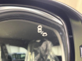 【ブラインドスポットモニター】走行中、ドアミラーの死角になりやすい箇所に後続車が接近するとサイドミラーのレンズに警告を表示!ドライバーに注意喚起をしてくれます。