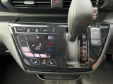 オートエアコンでパネルタッチするだけで操作が可能です(^^)☆AUTOにすれば簡単に車内の空調を快適に調整してくれます♪嬉しいシートヒーター付き(^^)