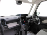 ダイハツのお店では、ダイハツ車を知り尽くしたプロフェッショナルが、専用の診断機器を使って各システムを点検しております。