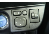 【電動格納ドアミラー】運転席からボタンでドアミラーの角度調整や格納が可能です。