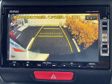 【バックカメラ】駐車時に後方がリアルタイム映像で確認できます。大型商業施設や立体駐車場での駐車時や、夜間のバック時に大活躍!運転スキルに関わらず、今や必須となった装備のひとつです!