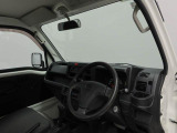 運転状況に応じて操舵に必要な力や、ステアリングを切った後に元の位置に戻す回帰機能を最適化。狭い道の多い街中でも運転時の疲労度軽減に貢献します。