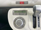 【オートエアコン】一度お好みの温度に設定すれば、車内の温度を検知し風量や温度を自動で調整。暑い&hellip;寒い&hellip;と何度もスイッチ操作をする必要はありません。快適な車内空間には必須の機能ですね♪