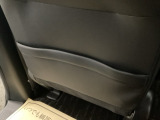 シートバックポッケト。散乱しがちな小物を収納するのに便利です。