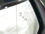 【ブラインドスポットモニター】走行中、ドアミラーの死角になりやすい箇所に後続車が接近するとサイドミラーのレンズに警告を表示!ドライバーに注意喚起をしてくれます。