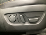 運転席にはパワーシートを装備!シート位置を記憶するメモリー機能付きなのでご夫婦で2名分セットすると便利です♪