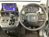 【ハンドル】運転にかかわる様々な操作を安全に行えるように視点移動が少なく操作性に配慮されたスイッチ類が凝縮されたコックピットです。