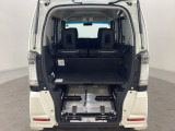 開口部も広く荷物の積み下ろしもしやすいお車となっております。4人乗車時は、スロープをトランク内に畳んで収納し、その上のボードに荷物を載せるようになっています。
