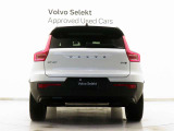 ボルボXC40は、北欧の感性が磨き上げた、都市を駆け巡るコンパクトSUVです。フロントグリルからテールライトにいたるまで、そのすべてのアピアランスは紛れもないボルボのアイデンティティを物語っています。