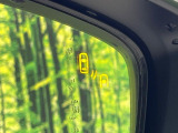 【ブラインドスポットモニタリング】走行中、ドアミラーの死角になりやすい箇所に後続車が接近するとサイドミラー付近に警告を表示、ドライバーに注意喚起をしてくれます。
