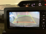 バックギアに入れると、このように後方が映し出されます!駐車の際とても安心!便利!最終確認はご自身の目と耳で必ず行ってください!