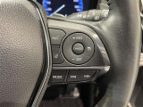 【ステアリングスイッチ】運転中に視線を前に向けたまま画面の操作できます。