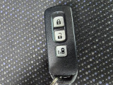 便利なスマートキー付き。キーを取り出さずにドアの施錠・解錠やエンジン始動が可能です。