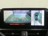 パノラミックビューモニター搭載。カメラで車両周囲の状況を映し出すため、狭い場所での駐車などに役立ちます。