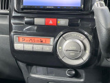 【オートエアコン】一度お好みの温度に設定すれば、車内の温度を検知し風量や温度を自動で調整。暑い&hellip;寒い&hellip;と何度もスイッチ操作をする必要はありません。快適な車内空間には必須の機能ですね♪