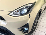【LEDヘッドライト】悪天候や夜間走行時も良好な視界を確保し安心して運転できる高輝度LEDヘッドライトを装備!点灯速度が早く、消費電力も抑えられています。