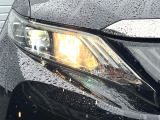 【LEDヘッドライト】悪天候や夜間走行時も良好な視界を確保し安心して運転できる高輝度LEDヘッドライトを装備!点灯速度が早く、消費電力も抑えられています。