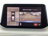 狭い場所での駐車やすれ違いなどでより的確な運転操作に役立つ360&deg;ビューモニターが装備されています。