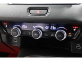 運転席と助手席の温度設定の変更が可能な左右独立タイプのデュアルエアコンです♪♪♪暑がりな人・寒がりな人も誰もが車内を快適にお過ごしいただけます♪♪♪