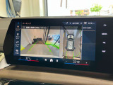 【全周囲カメラ】全周囲カメラ装備車両で御座いますので、狭い駐車スペースでもお車の全体図が確認でき、障害物との接触を未然に防ぐことが可能です。