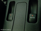 運転席から助手席側の窓の開閉ができます。