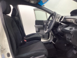 座面も厚みがあり背もたれも高く、広い足元にゆったり座れるシートです。運転席と助手席の間が空いている為、助手席側への移動がスムーズです。交通量の多い道でも助手席側から乗り降りができます。