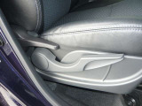 運転席にはシートリフターが付いていますので座高にあわせてドライビングポジションが決められます。