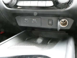 ナビゲーションのオーディオ入力用のタイプA/タイプC型USBポートと12V電源ポート、置くだけで携帯電話の充電が出来るコードレス充電機を備えております