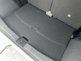最前端にリヤシートをスライドさせた時、後部座席を倒さなくてもこの広さのトランクスペースを確保しています!