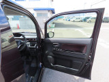 運転席側のドアは広く開くので乗り降りしやすいです!