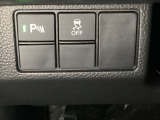VSA装備車です。VSAはドライバーの操作と車の動きを見守っています。もし車の挙動が乱れたとき、4輪別々にブレーキをかけたり、エンジンパワーをしぼることによって車を安定させます。