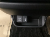 スマートフォンなどの充電に便利なUSBジャック。運転席からも助手席からも使いやすいです。