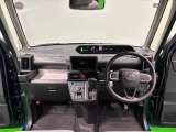 360&deg;UV&IRカット機能ガラス採用。見易い計器類と運転し易いレイアウトのドライビングポジションは、極細Aピラーの採用で視角も少なく前方&左右の見切りが良く安心して運転できます。