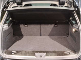 BMWではスペアタイヤが非搭載となるため、スペースは拡大されており、収納スペースとして利用可能。トランクの下にも収納スペースがあり、意外と役に立つスペースでございます。