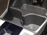 運転席の届きやすいところにドリンクホルダーがついています。視線をそらすことなく手に取れるので運転に集中できて安心ですね。