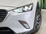 【LEDヘッドライト】悪天候や夜間走行時も良好な視界を確保し安心して運転できる高輝度LEDヘッドライトを装備!点灯速度が早く、消費電力も抑えられています。