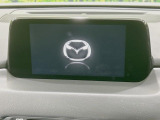 【マツダコネクトナビ】車内の雰囲気にマッチした一体型タイプのナビ。各種車輌設定やBluetooth再生等、様々な機能が楽しめます。直感的なダイヤル操作が可能で、使い勝手も良好です。