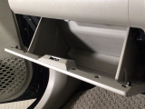【グローブボックス】収納スペースがあるので車内が散らからずに助かります。ちょっとした物を入れるのにいいですね♪
