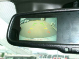 駐車するときは後方の映像をルームミラーに映し出します