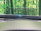 【ヘッドアップディスプレイ】現在の速度や走行情報をデジタル表示で運転席前方のガラスに投影!運転中、目線をずらさず必要な情報を確認できるのでとっても便利で安心!