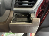 回転式カップホルダー(運転席)は角型パック,ペットボトルなどの丸型に対応。閉じればスマートフォン立てにも使用できます。