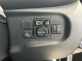 日本の駐車場は幅が広くないところが多くて、乗り降りが大変だったりしますよね。電動ミラーがあれば、室内でミラーをたためるので、駐車するときも便利ですね。