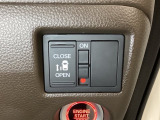 左側電動スライドドアは運転席からでも操作ができるように、ハンドル付近に開閉の操作スイッチが付いています。