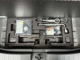 トランクルームのフタを開けると付属の車載工具がございます(^^) 必要に応じて買い足していただくことも可能です!