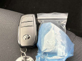 ドアの開閉時、両手が荷物で塞がっている時はキーレスでのカギの解除が大変ですよね。スマートキーはポケットやバッグに入れておけば、ノブに触れただけでロックの解除が可能です。とても便利な機能です。
