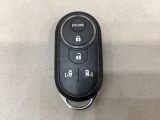 リモコンエンジンスターターを装備しています。操作キーはスマートキーも兼用しており、鍵を差し込むことなくドアロックの開け閉めと、スタートボタン操作でのエンジンスタートができます。