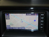 トヨタ純正ナビゲーションを装備しております。知らない処に行くのには、道順は勿論のこと、所要時間や渋滞情報はあると便利ですね。