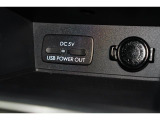 小物の収納に便利なセンタートレイには携帯等のデバイスの充電可能なUSB出力電源付です。
